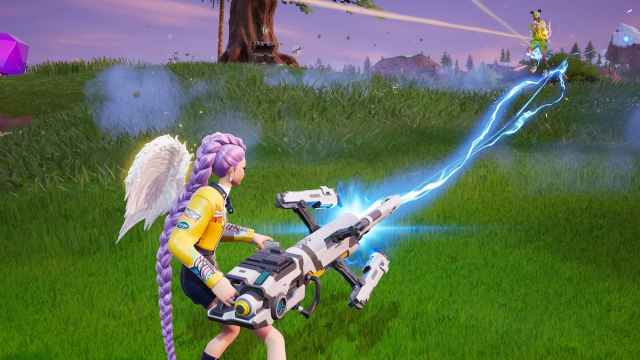 Shooting enemy from below with lightning in fortnite